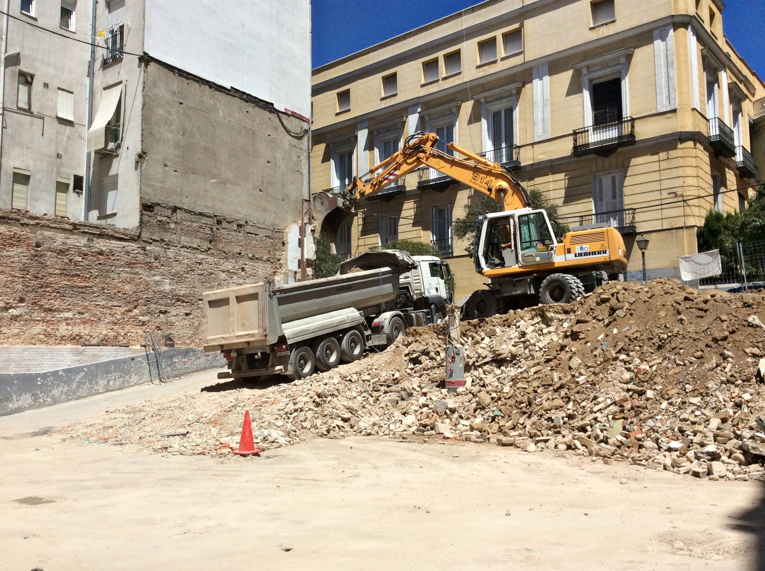Demolición de edificio en calle Divino Pastor en Madrid
